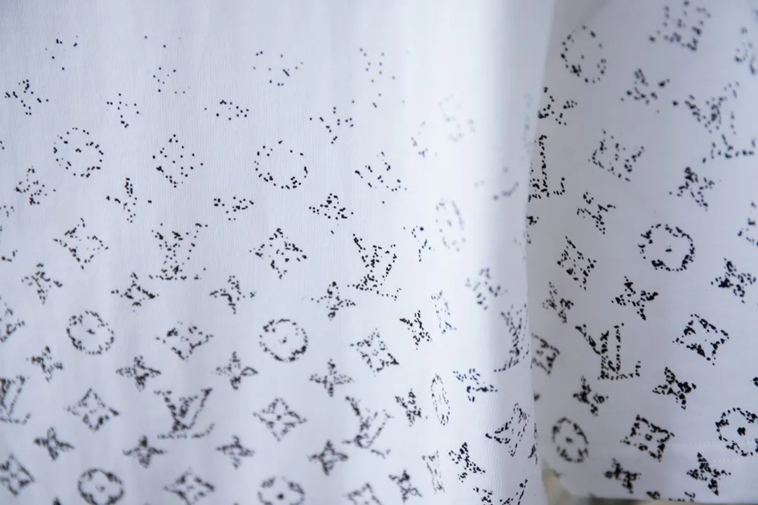 🅿️180 High-quality Lv 2025 early spring new style, MONOGRAM presbyopic gradient short-sleeved T-shirt, which uses digital printing technology to render pixel light and shadow for the Monogram gradient pattern. Its silk-screen texture and knitting effect complement each other, and the logo hardware is customized on the side. Synchronized with the official website, pure cotton fabrics at the counter! Comfortable against the skin, durable and easy to wear, meticulous original craftsmanship, custom-made 260g vat-dyed fabric, very comfortable to the touch, latest brick cabinet synchronization, OS off-shoulder version, fashionable and individual, super versatile and good-looking, very suitable for both men and women, must-have style, hang tag, collar label, washed wheat, complete with three labels S M L XL